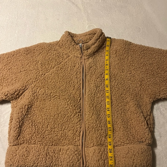 Hollister Women’s Tan Teddy Bear Jacket in a Sherpa fleece Material - Picture 6 of 7